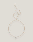 Collar minimal perla natural redondeada blanca 8mm cordón nailon dorado