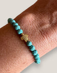 Pulsera con tortuguita dorada y lava azul turquesa
