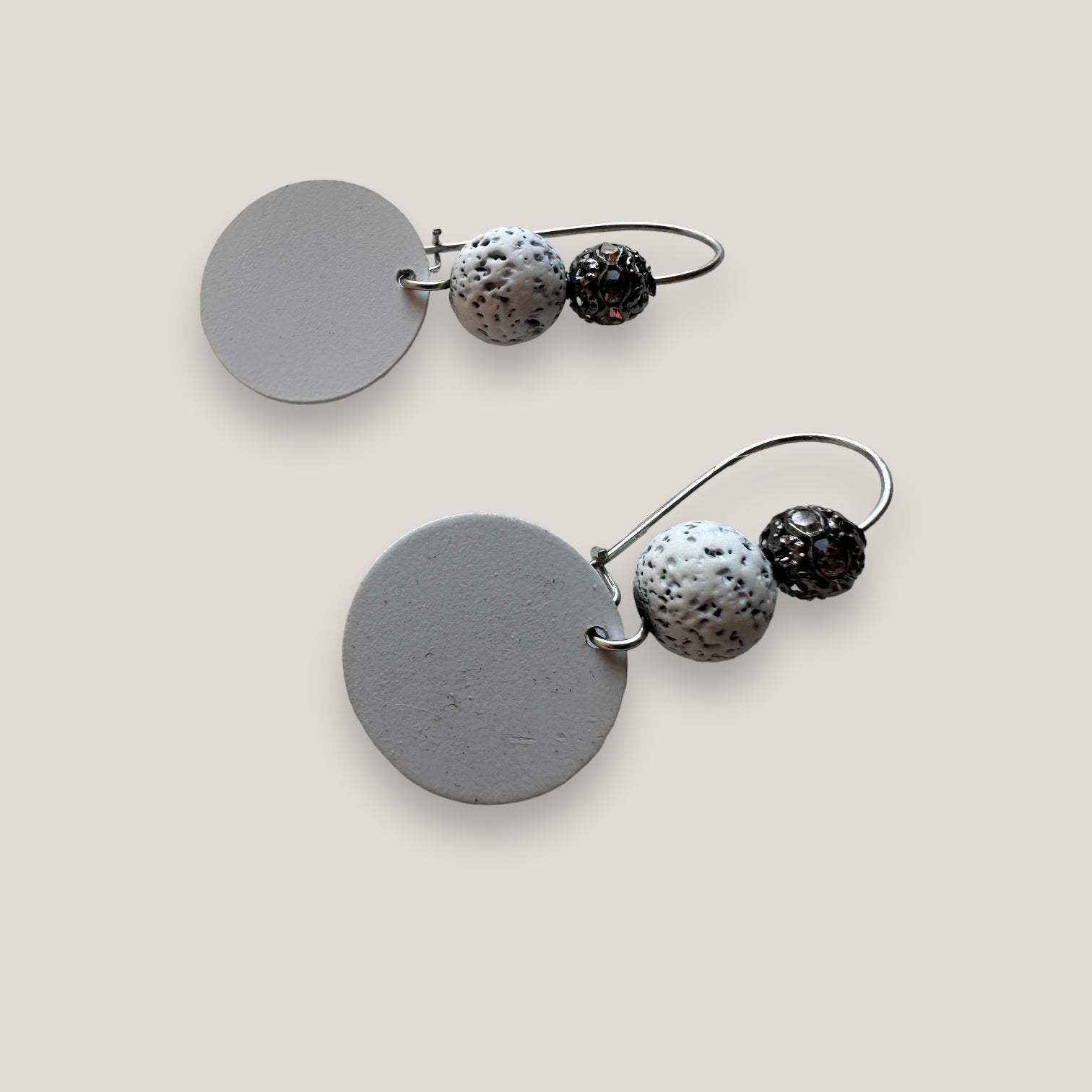 Pendientes Dafne gancho acero con medalla blanca mate, lava blanca y filigrana gunmetal con brilli
