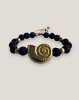 Armband mit großer Muschel und goldenen Perlen mit indigoblauer Lava