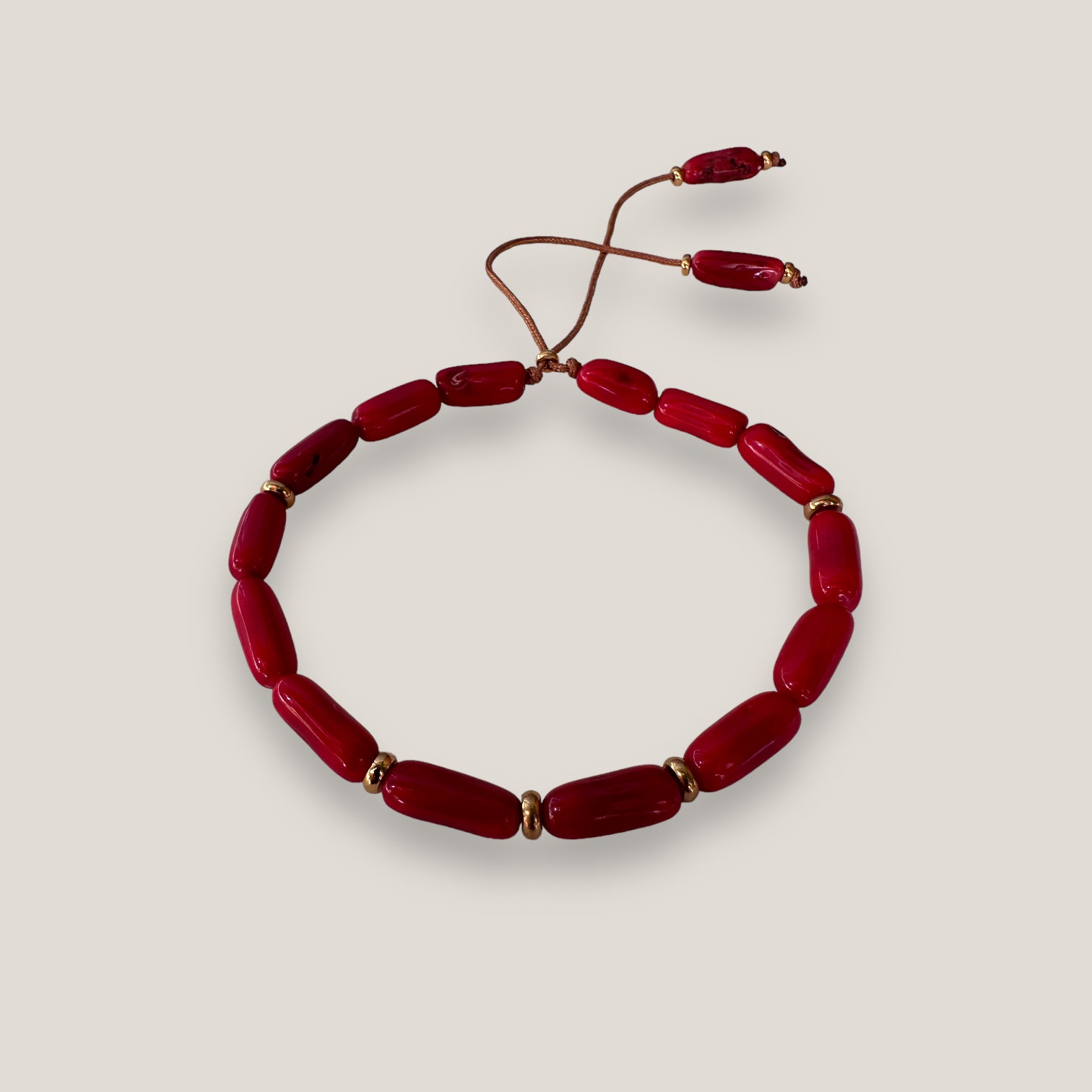 Pulsera coral rojo alargado 6x10 y cuentas de acero oro