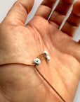 Pulsera con tortuguita plateada y lava blanca