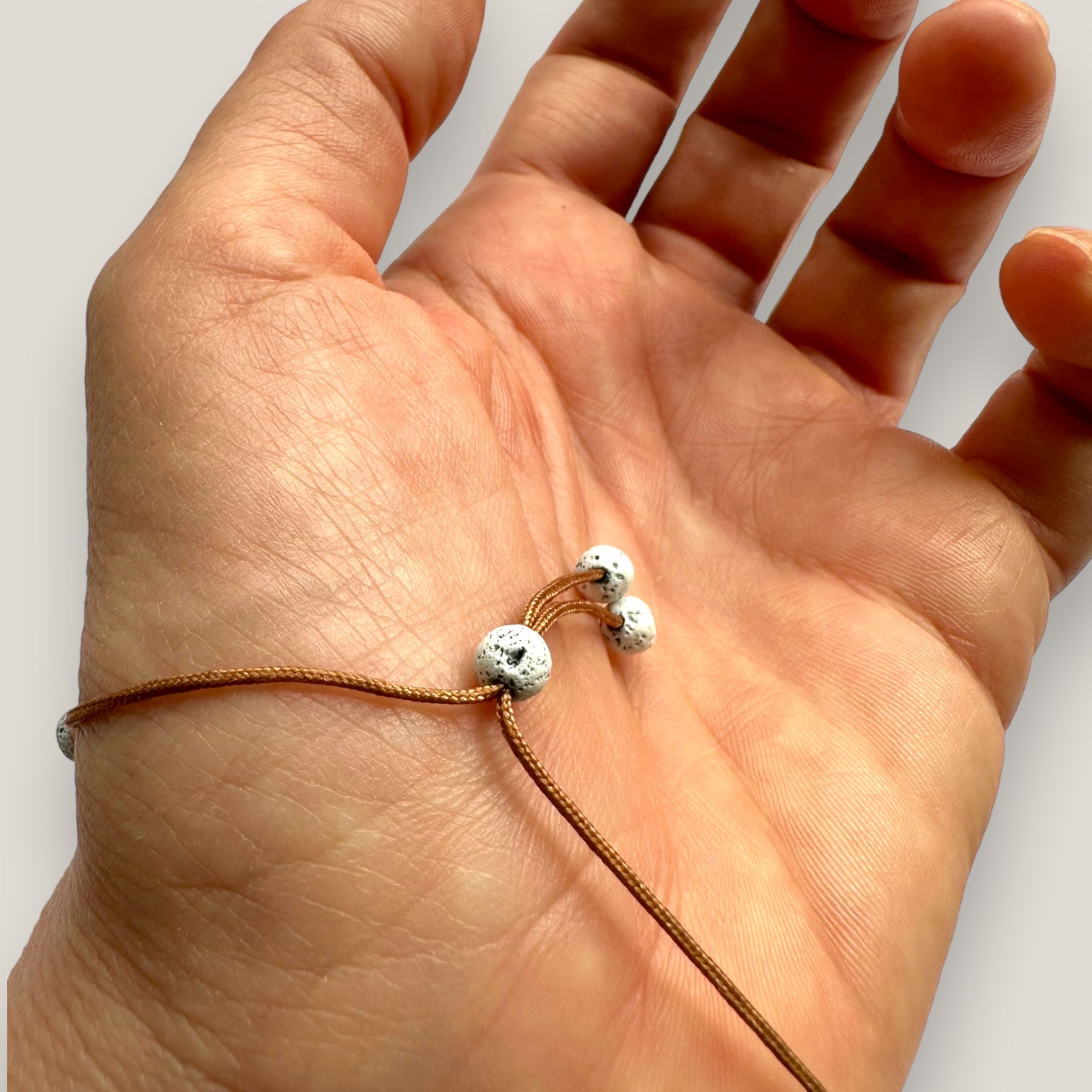 Armband mit silbernem Meerjungfrauenschwanz und weißer Lava