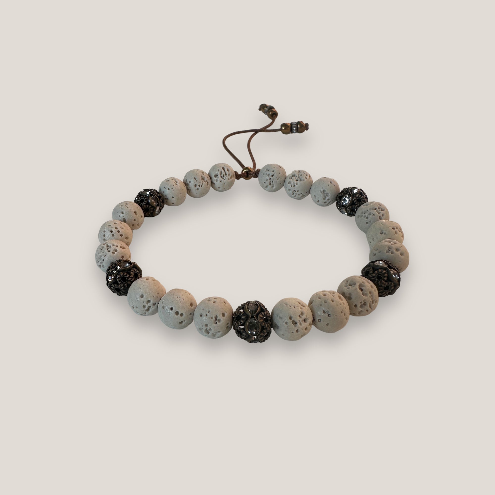 Pulsera Gran Dafne con esponja coral crudo y filigrana bronce con cristalitos