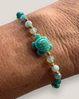 Pulsera con tortuga de resina turquesa y cristales facetados en tonos turquesa y agua