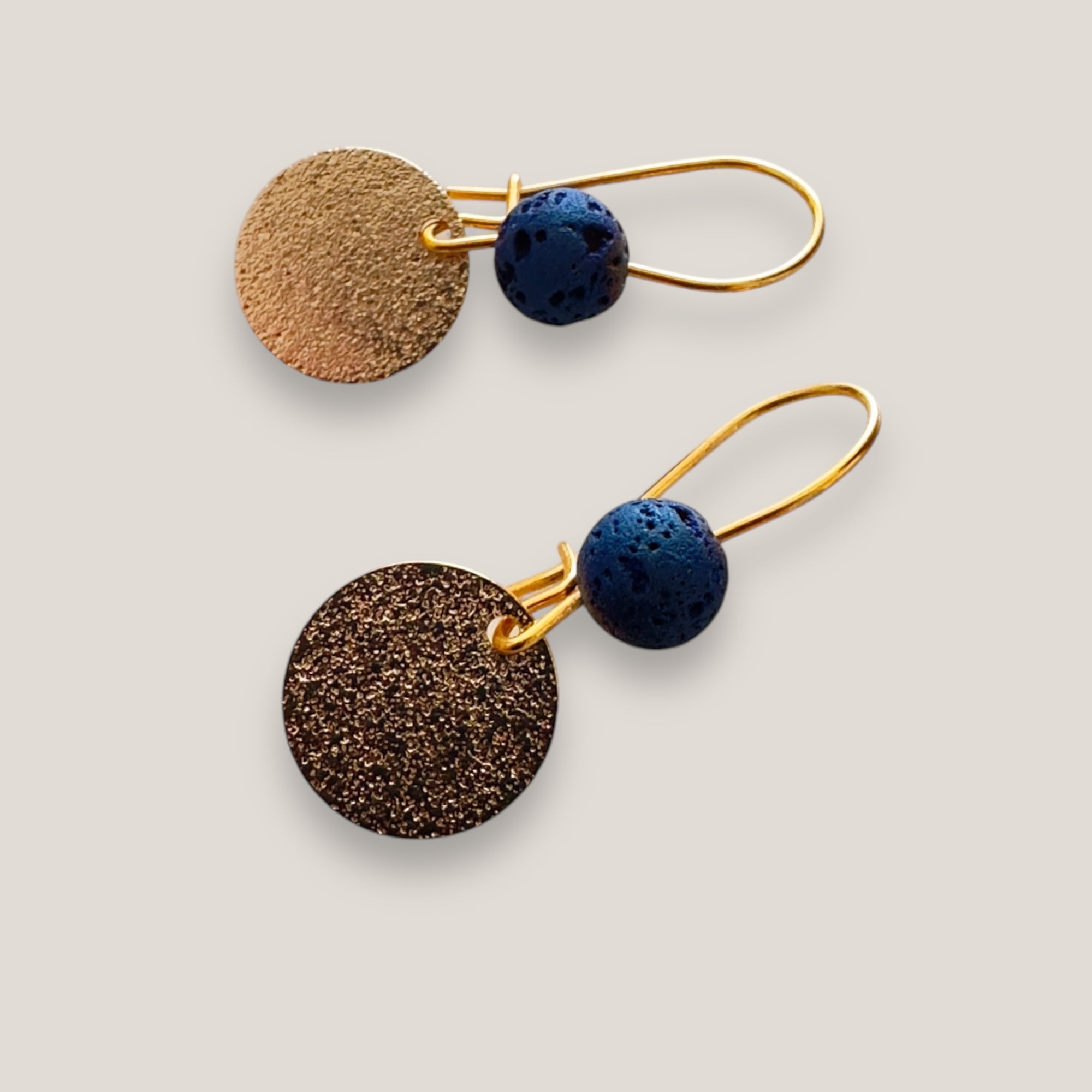 Mini-Ohrringe mit Fuerte-Perlen, goldfarbener Stahlhaken, indigoblaue Perlen und mattierte Medaille