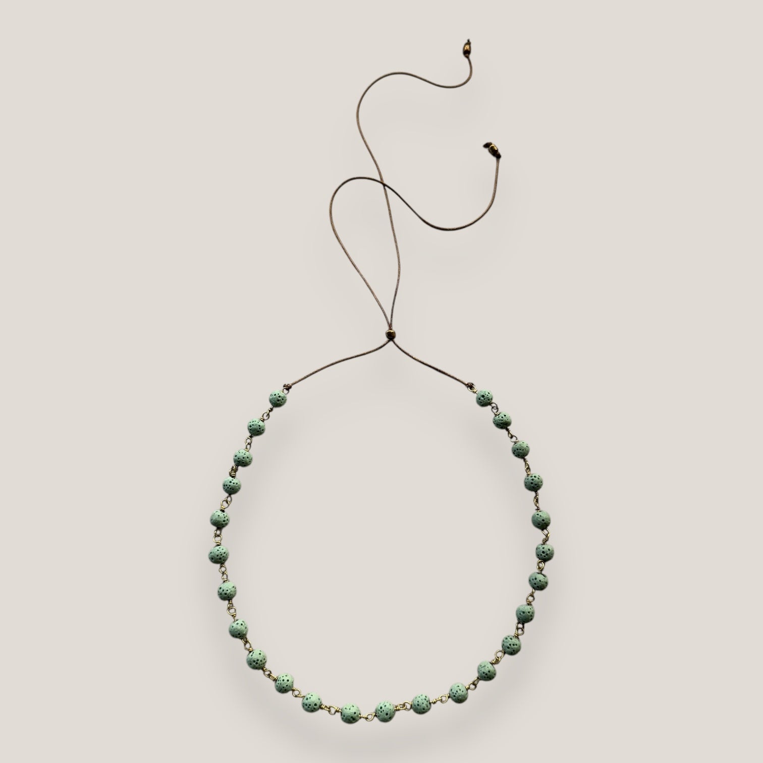 Collar cadena bronce con esponja coral 6mm verde claro