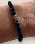 Pulsera con tortuguita dorada y lava azul añil