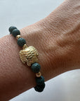 Pulsera con gran tortuga dorada y esponja coral verde seco