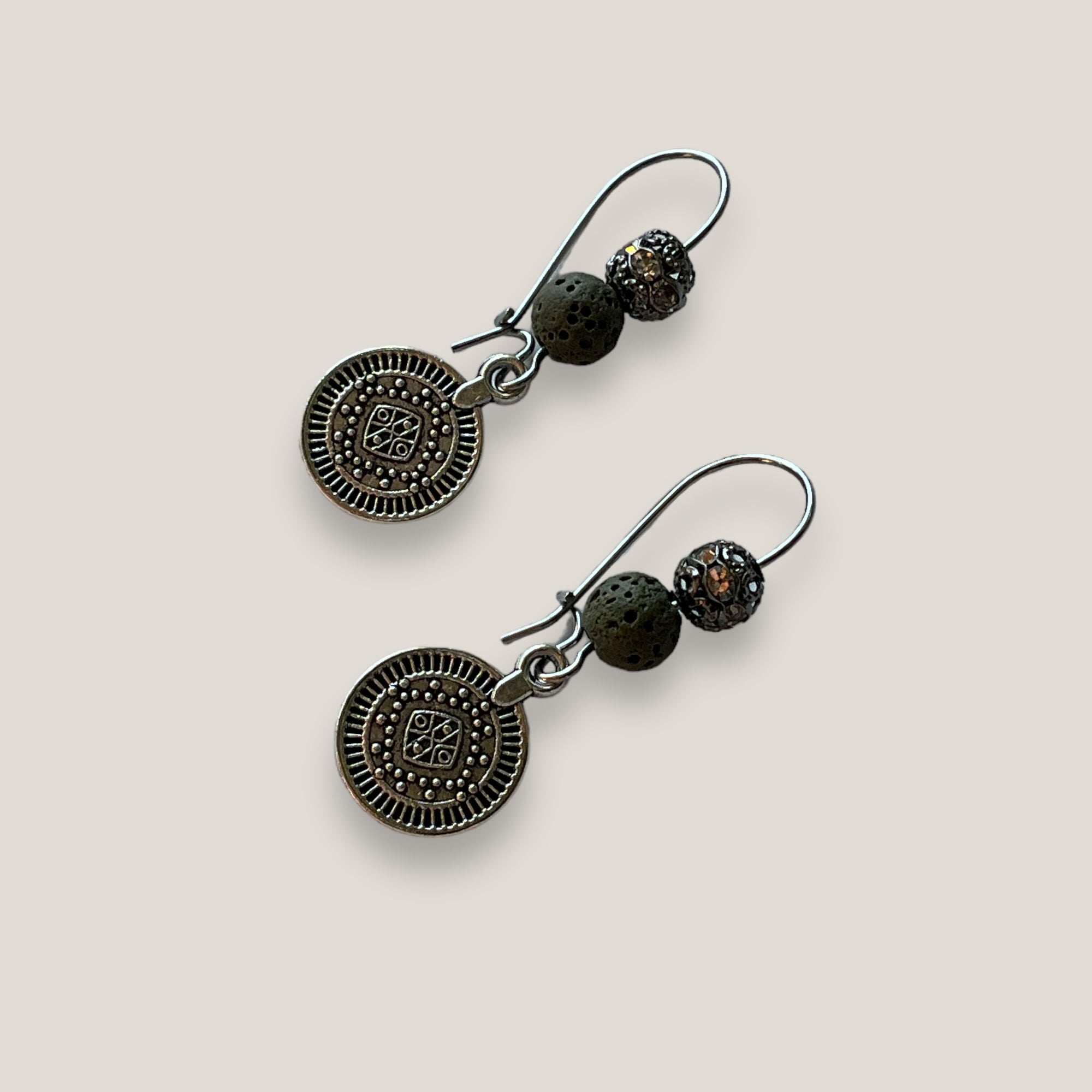 Pendientes Dafne gancho con medalla tribal pequeña de plata vieja con lava caqui