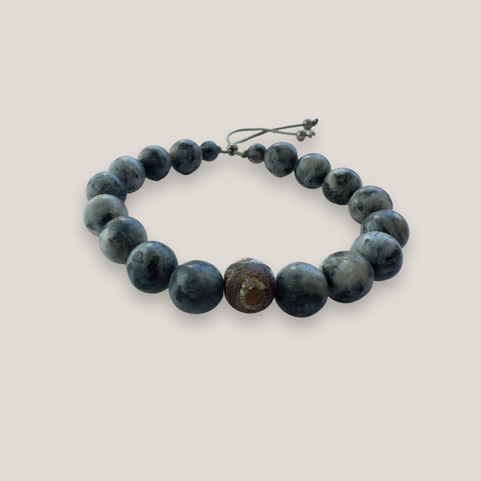 Pulsera con ojo de la suerte aborigen y cuentas de labradorita