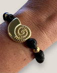 Pulsera con gran caracola y cuentas doradas con lava negra