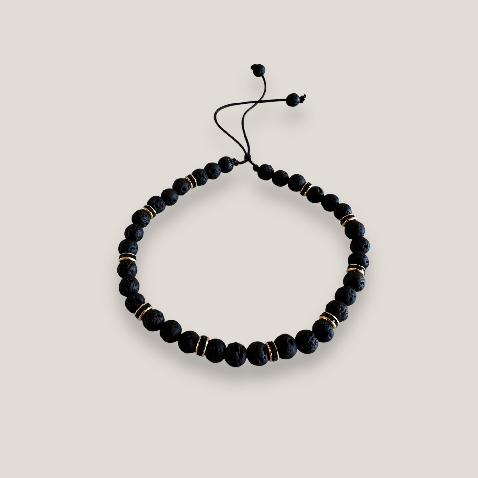 Armband mit schwarzen Lavaperlen und goldenem Glitzer mit schwarzen Kristallen