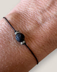 Pulsera minimal con bola de lava negra y cuentas plata con brillis blancos