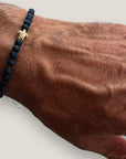 Pulsera con tortuguita dorada y lava azul añil