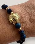 Pulsera con gran tortuga dorada y lava azul añil