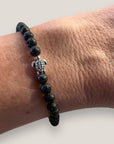 Pulsera con tortuguita plateada y lava negra