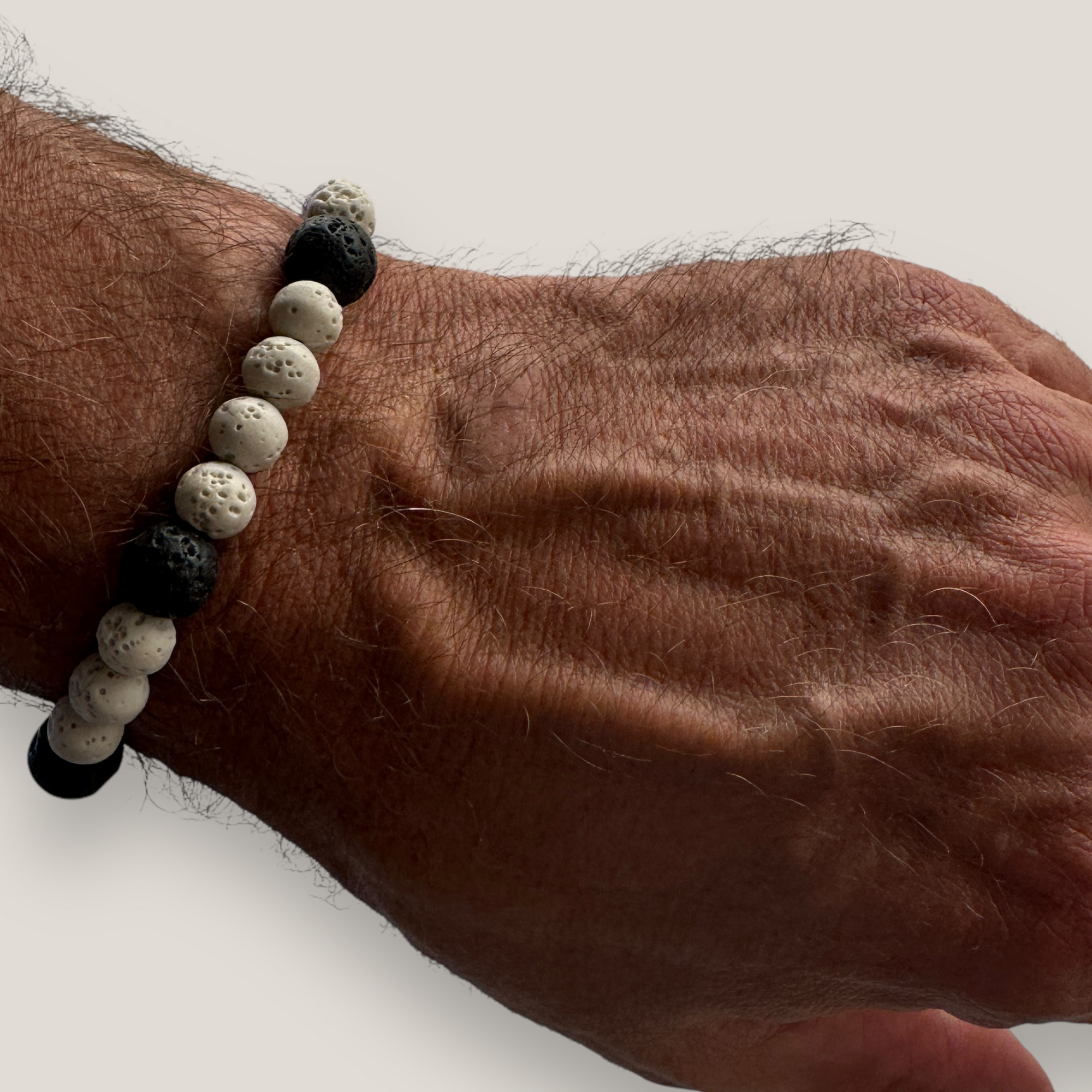 Abenteuerarmband mit beigem Korallenschwamm und schwarzer Lava
