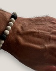 Pulsera Aventura con esponja coral beis y lava negra