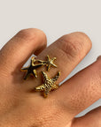 Ring aus Stahl und Gold mit zwei gehämmerten und einem glatten Stern
