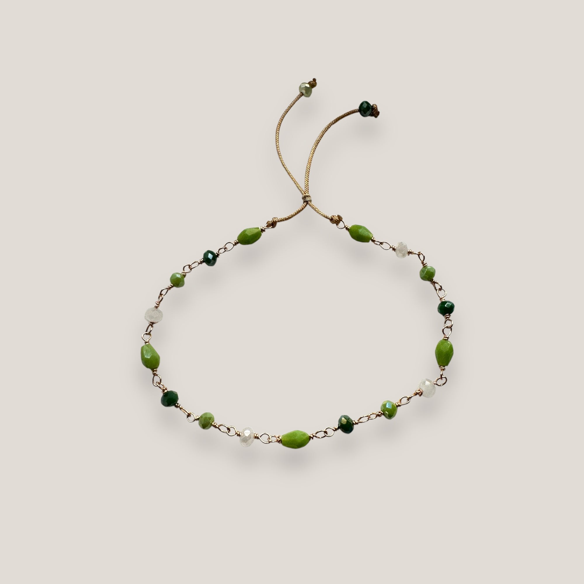 Pulsera Divino con cristales facetados verde oscuro, verde vivo y blanco