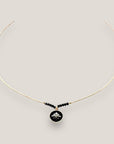 Collar midi con medalla dorada esmaltada en negro con estrella dorada con circonita y cristales facetado en negro