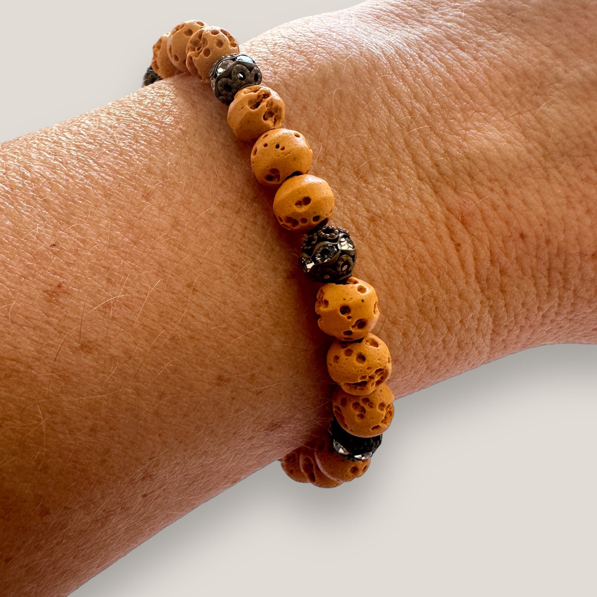 Pulsera Dafne con esponja coral calabaza y filigrana bronce con cristalitos