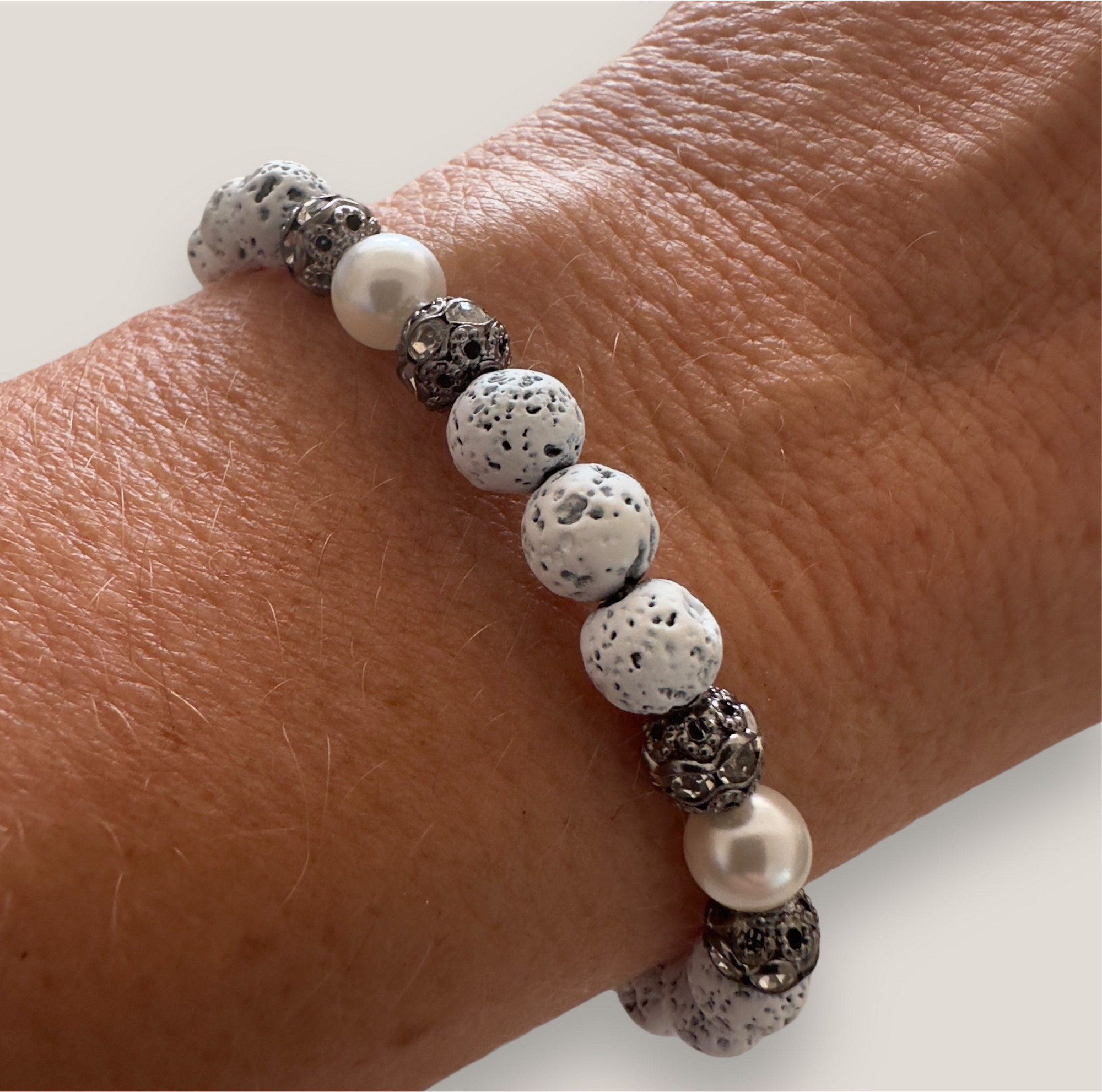 Pulsera Dafne perlas con lava blanca y filigrana gunmetal con cristalitos