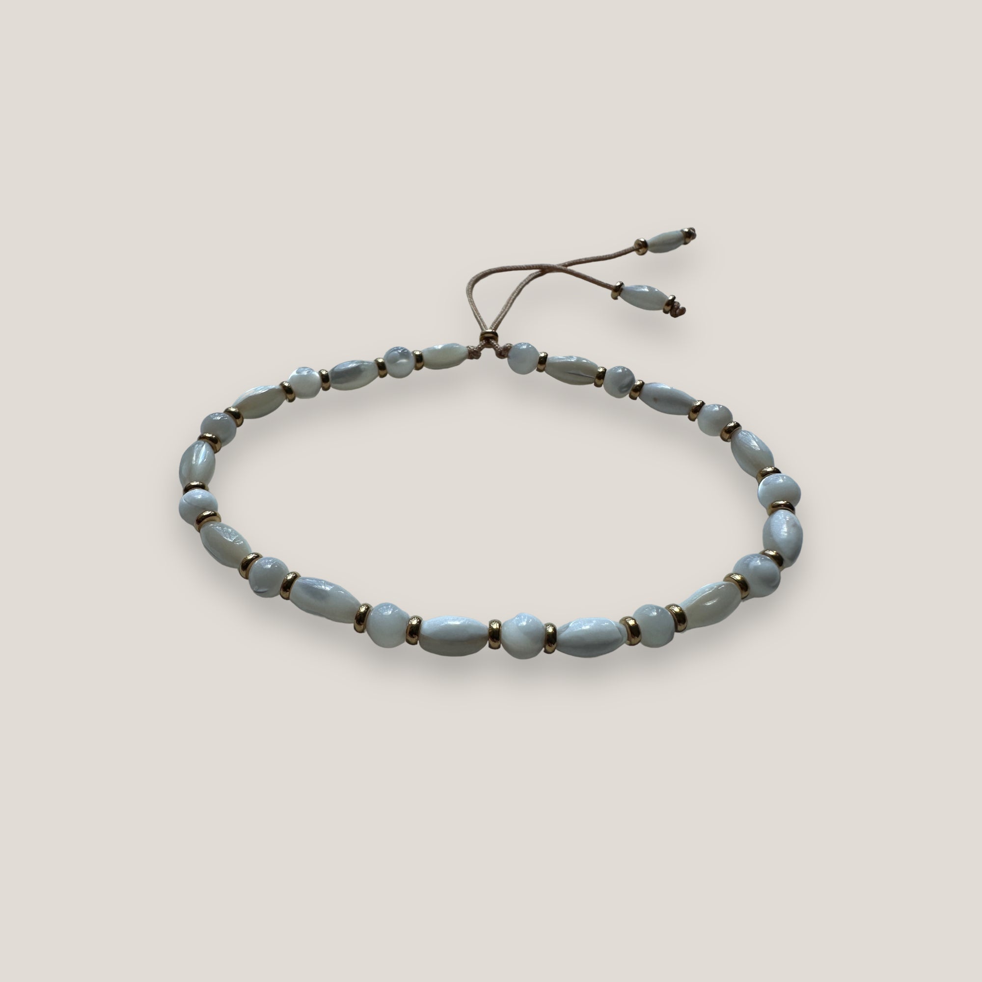 Armbandfässer und weiße Perlmuttkugeln 6x4mm und goldene Stahlperlen