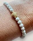 Pulsera con tortuguita dorada y esponja coral blanco