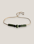 Pulsera minimal con una bola, dos tubos de esponja coral y dos bolitas de lava negra