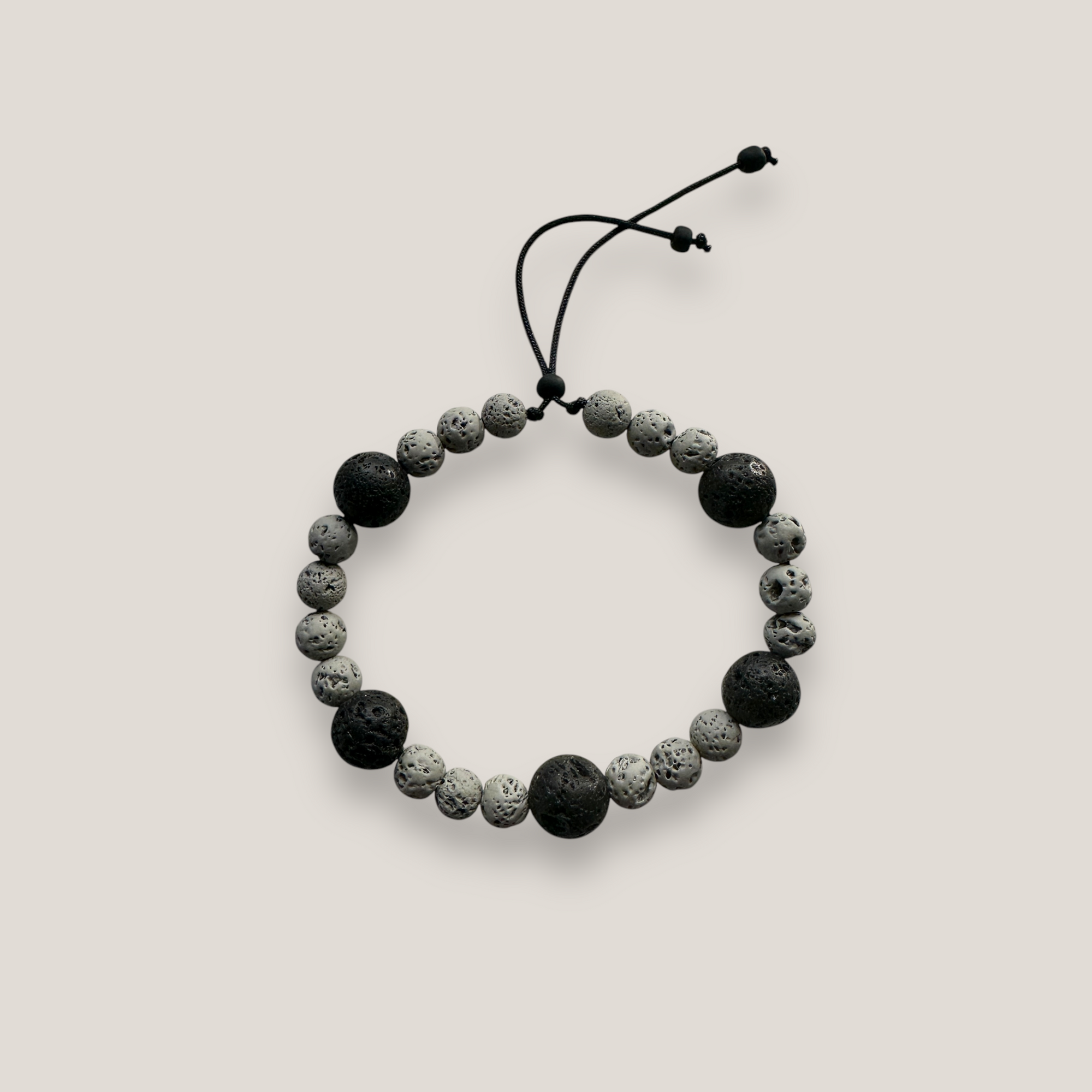 Abenteuerarmband mit grauer Lava und schwarzer Lava