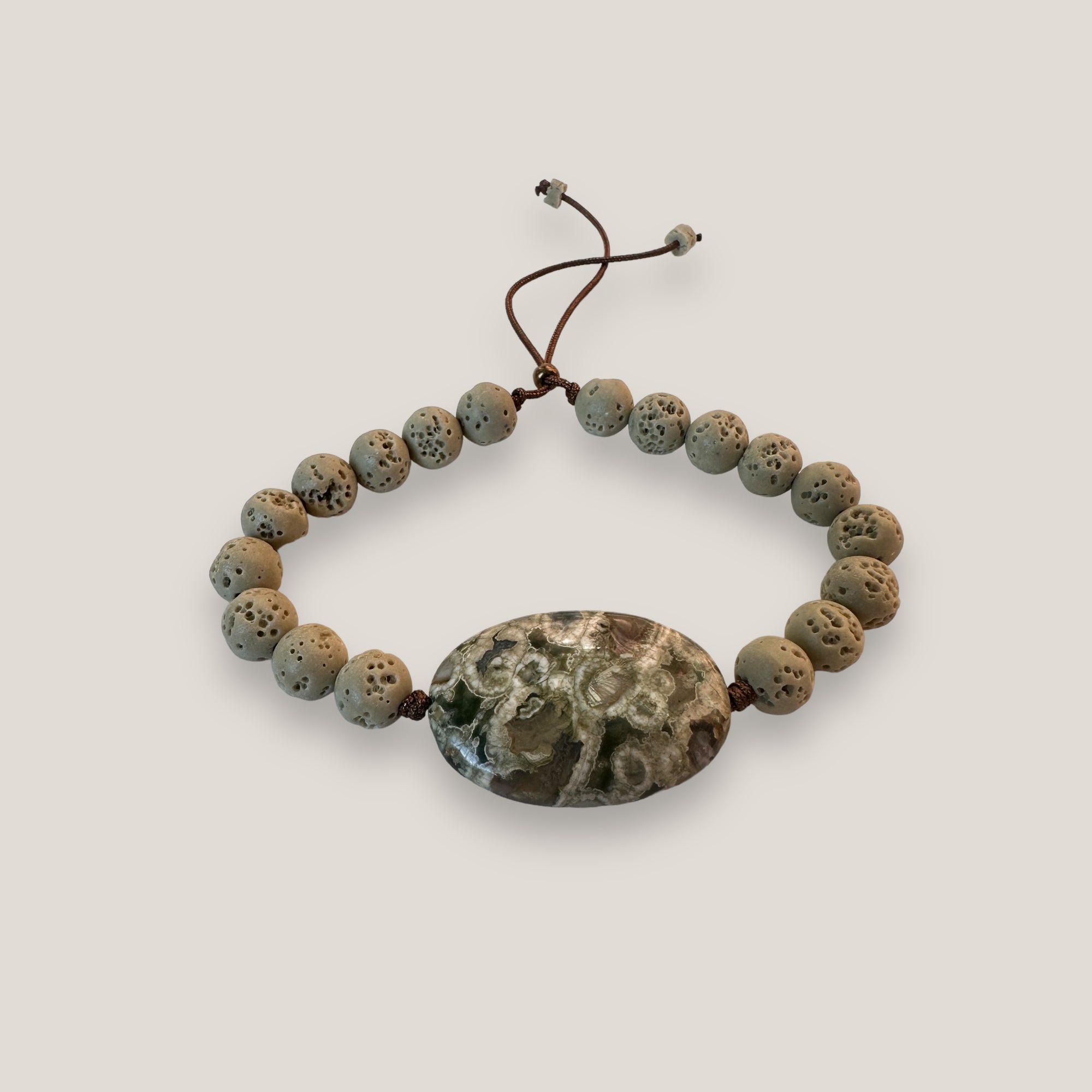 Pulsera con óvalo de piedra verdes y esponja coral 8mm verde muy claro