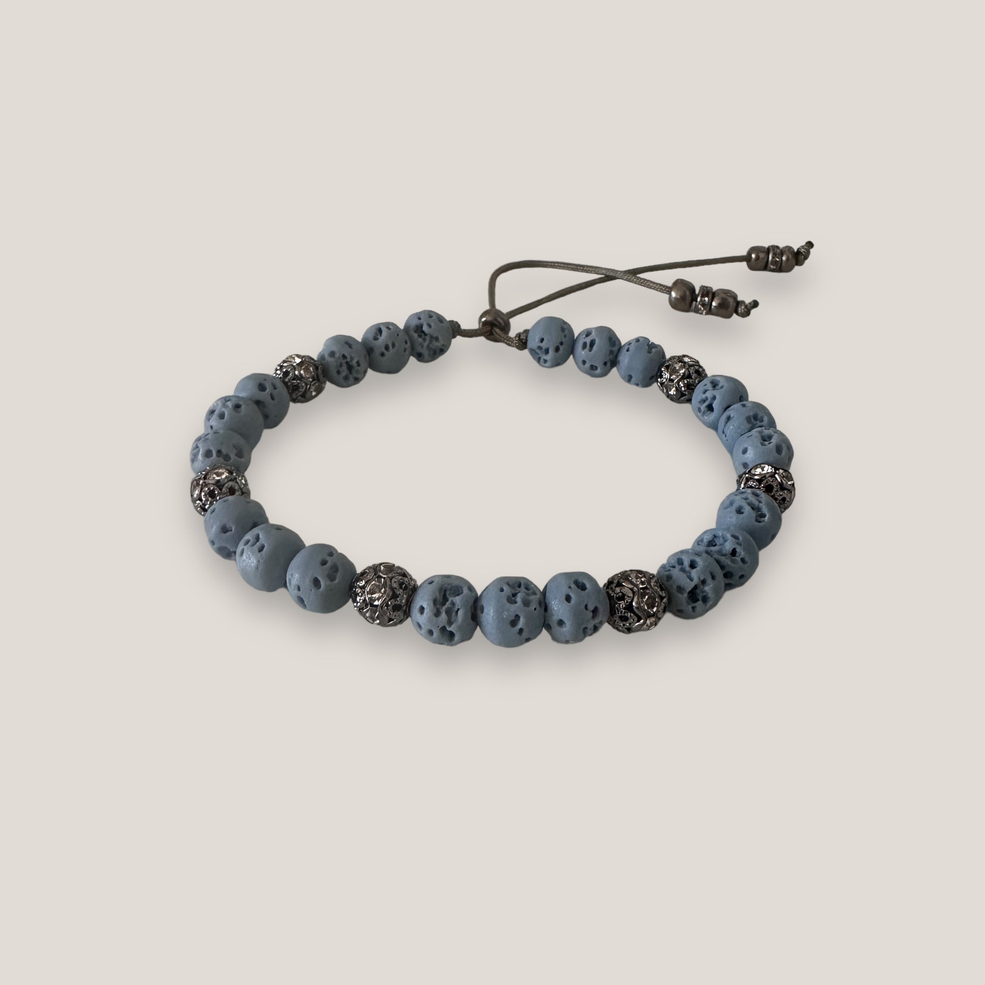 Pulsera Dafne con esponja coral azul claro y filigrana gunmetal con cristalitos