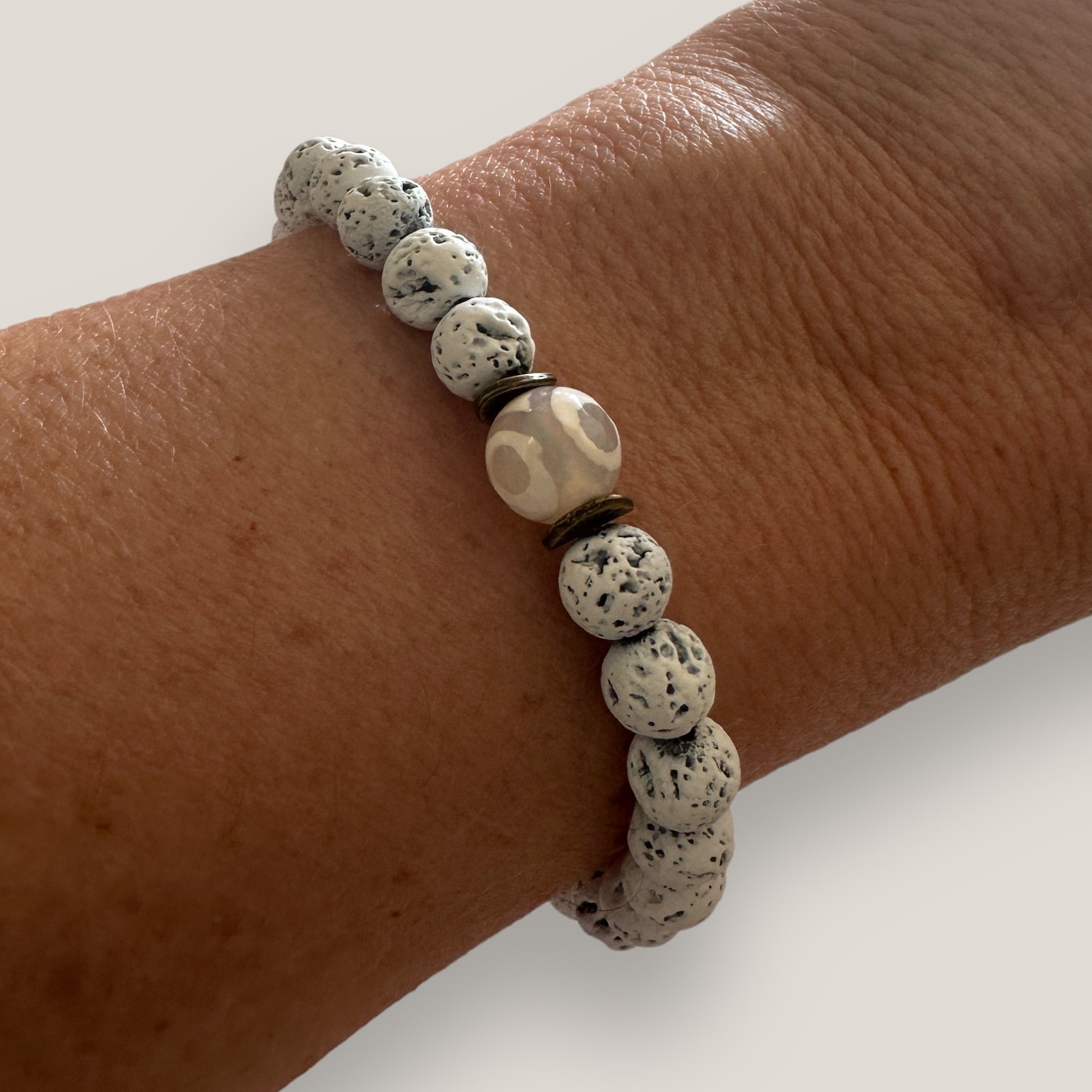 Pulsera ojo aborigen blanco y lava blanca