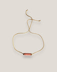 Pulsera minimal con tubo de esponja coral rosa y separadores dorados con brillis de cristal rosa