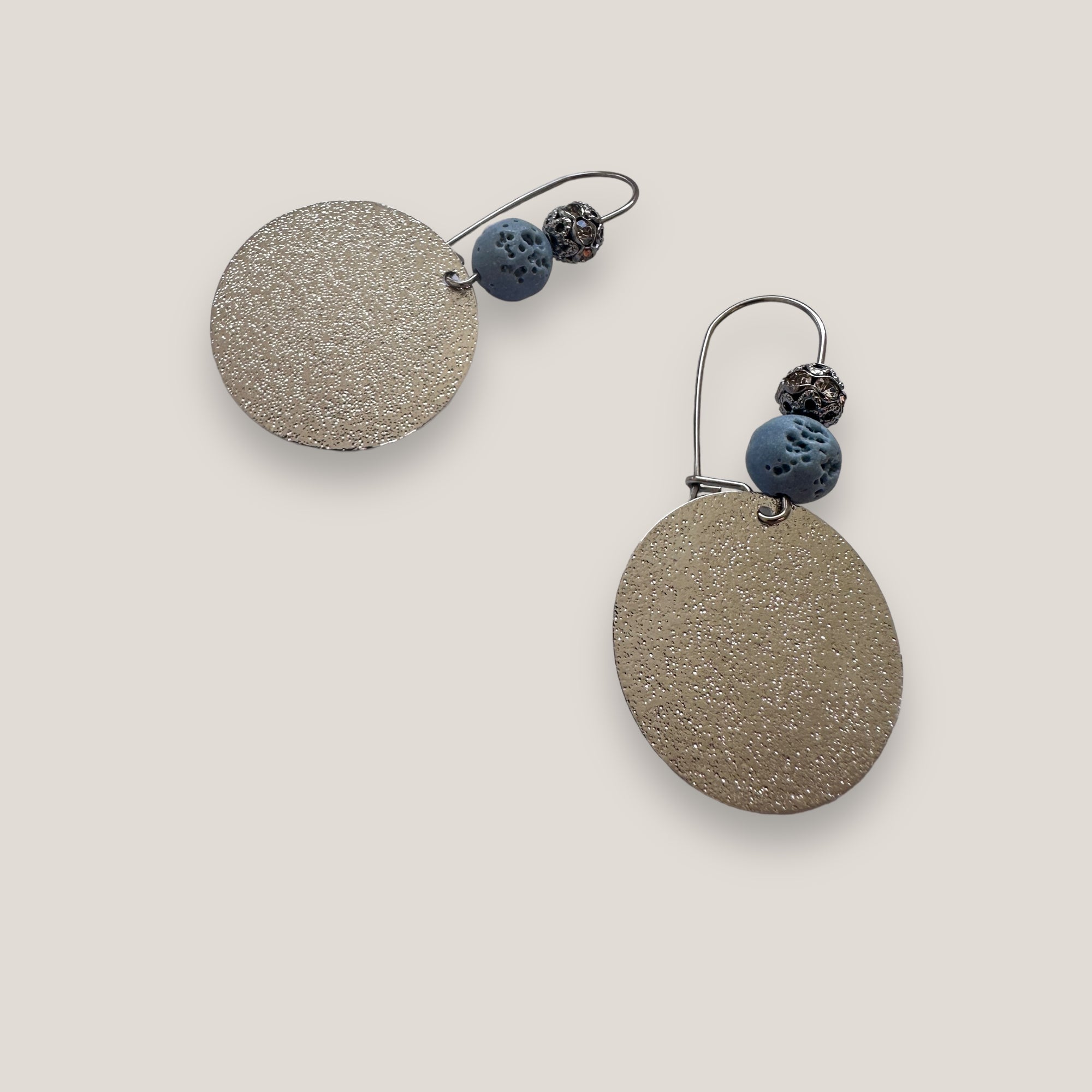 Pendientes Dafne gancho y medalla acero plata con esponja coral azul claro y filigrana gunmetal con cristalitos