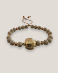 Pulsera con gran tortuga dorada y esponja coral beis
