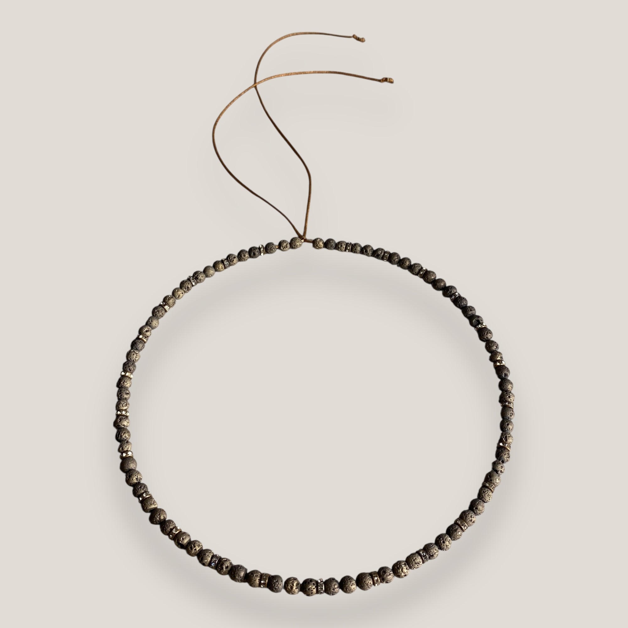 Collar mini base 4mm lava marrón bronce, rondeles bronce con cristalitos blancos