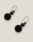 Pendientes Dafne gancho gunmetal con medalla negra mate, lava negra y filigrana con cristalitos