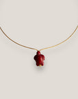Collar minimal con tortuga de howlita granate