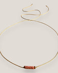 Collar minimal con tubo de esponja rosa y separadores oro con cristales rosas