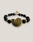 Pulsera con gran caracola y cuentas doradas con lava negra