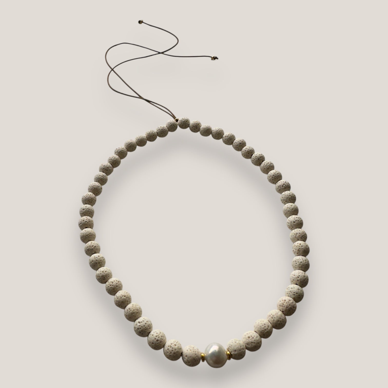 Collar con perla, cuentas de esponja coral blanco y acero oro