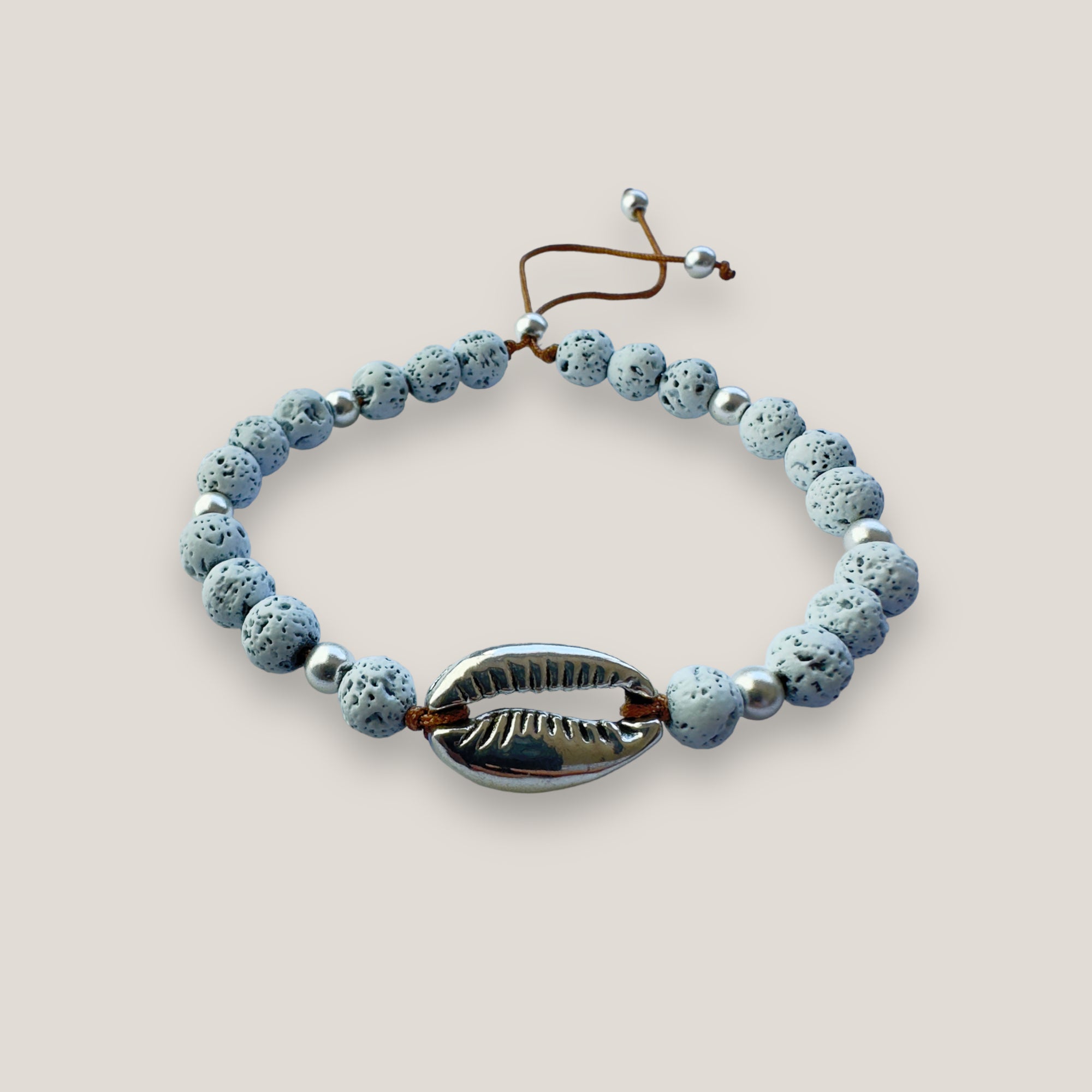 Pulsera gran cowrie plateado y lava blanca