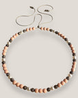 Collar Dafne perlas con esponja coral rosa claro y filigranas gunmetal con cristalitos