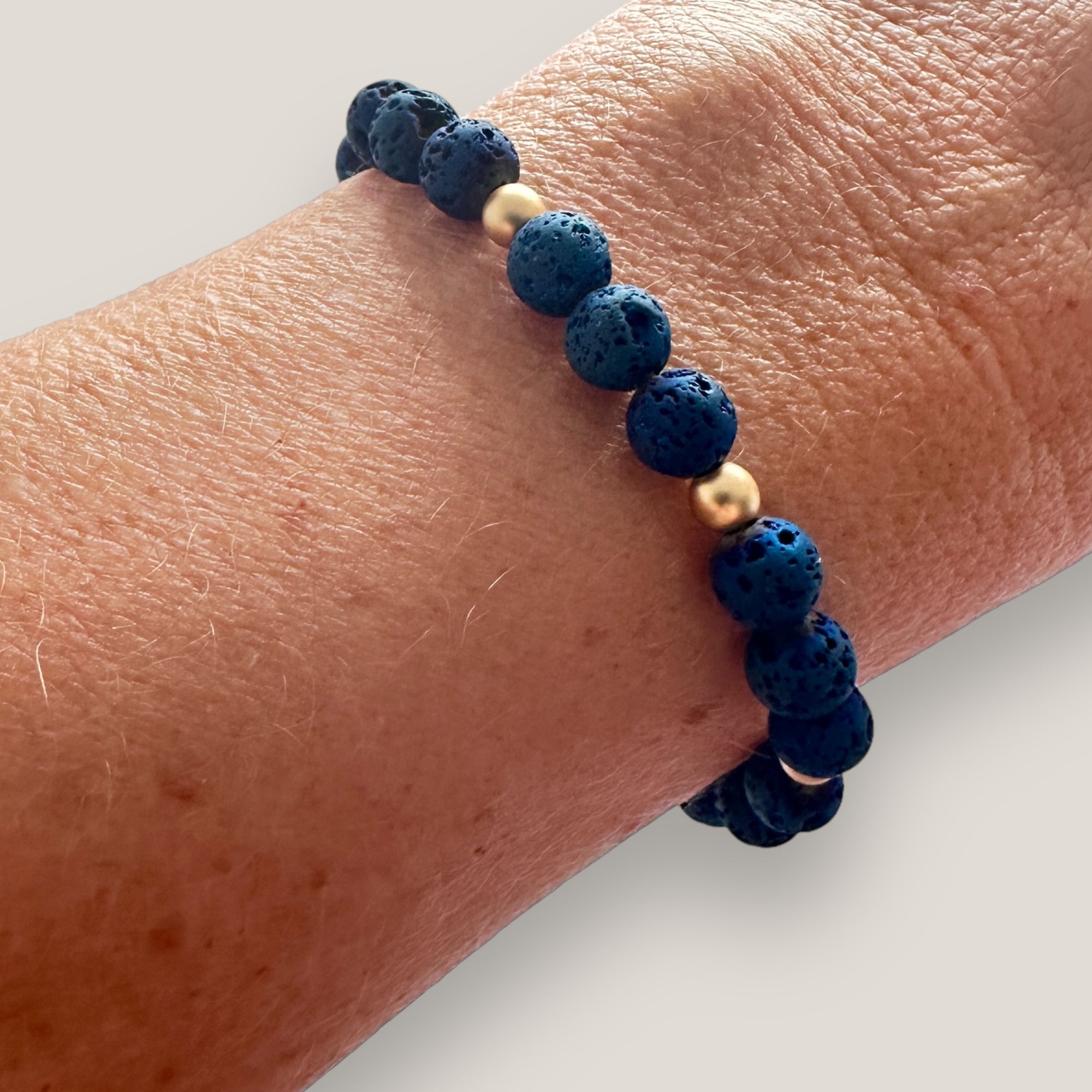 Pulsera Tirma piedra dorada y lava azul añil