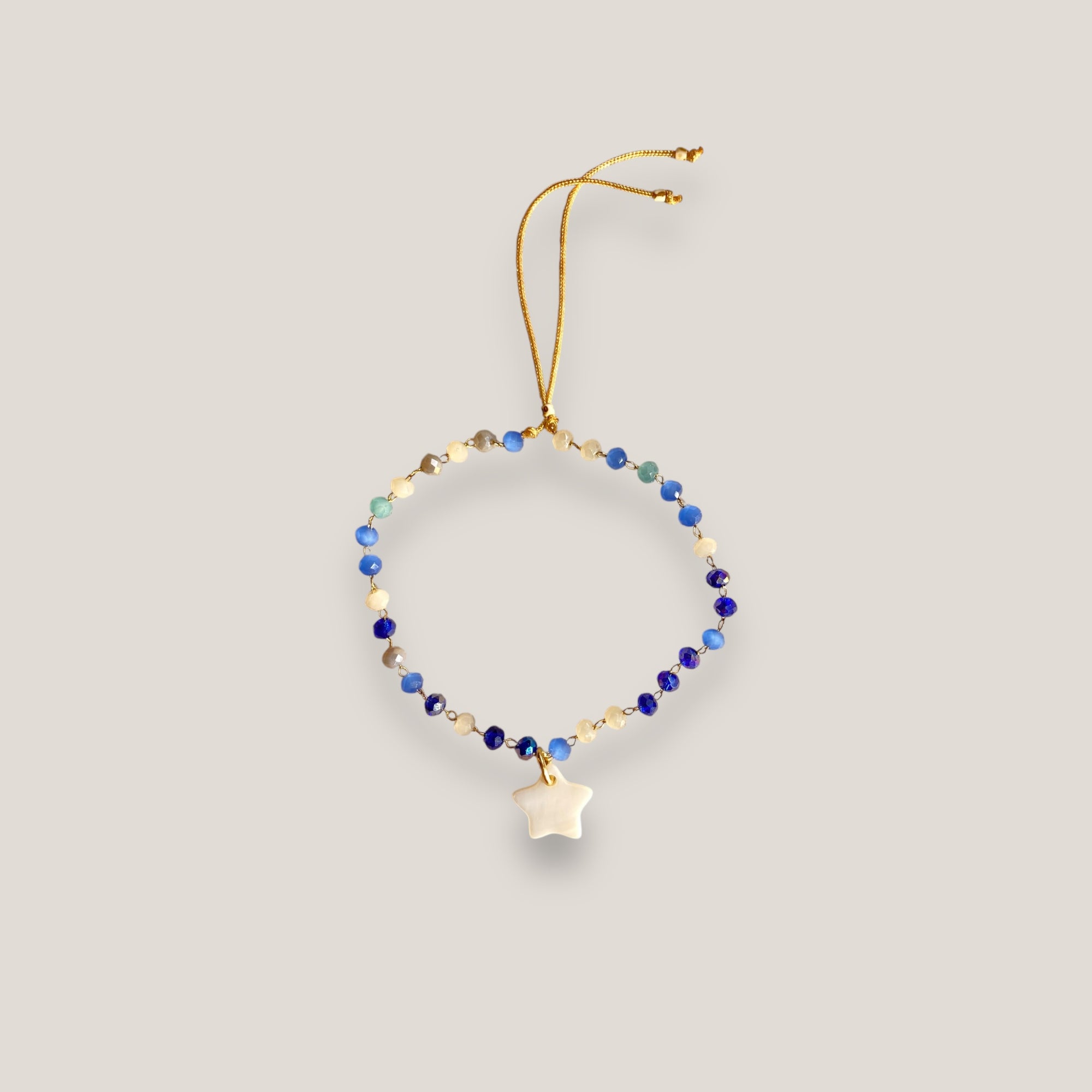 Pulsera cadena acero oro y medallita estrella nacar con cuentas de cristal azules