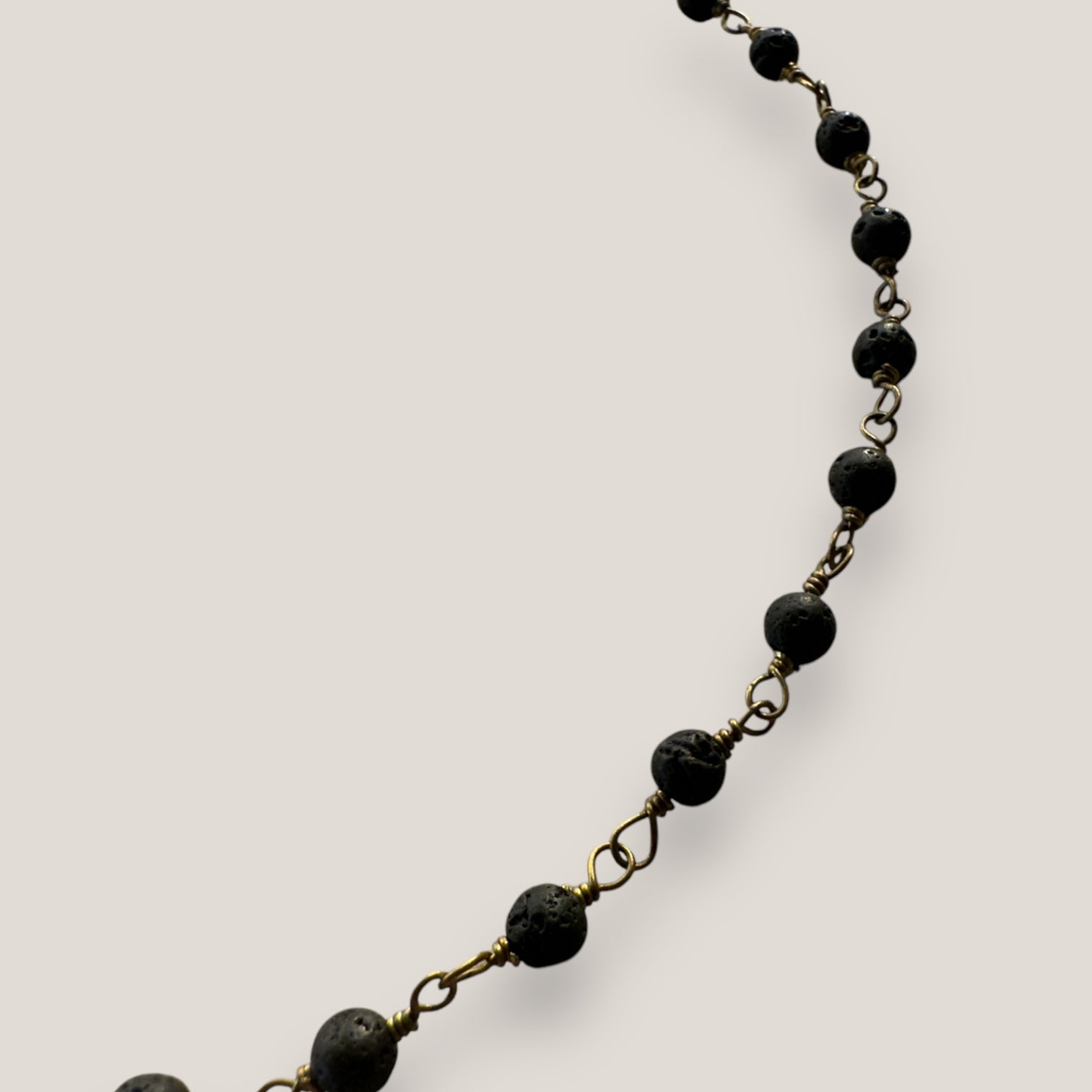 Collar cadena bronce con lava 4mm negra