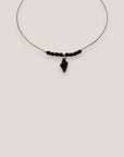 Collar midi con caracola dorada esmaltada en negro lava negra y separadores dorados con cristalitos negros